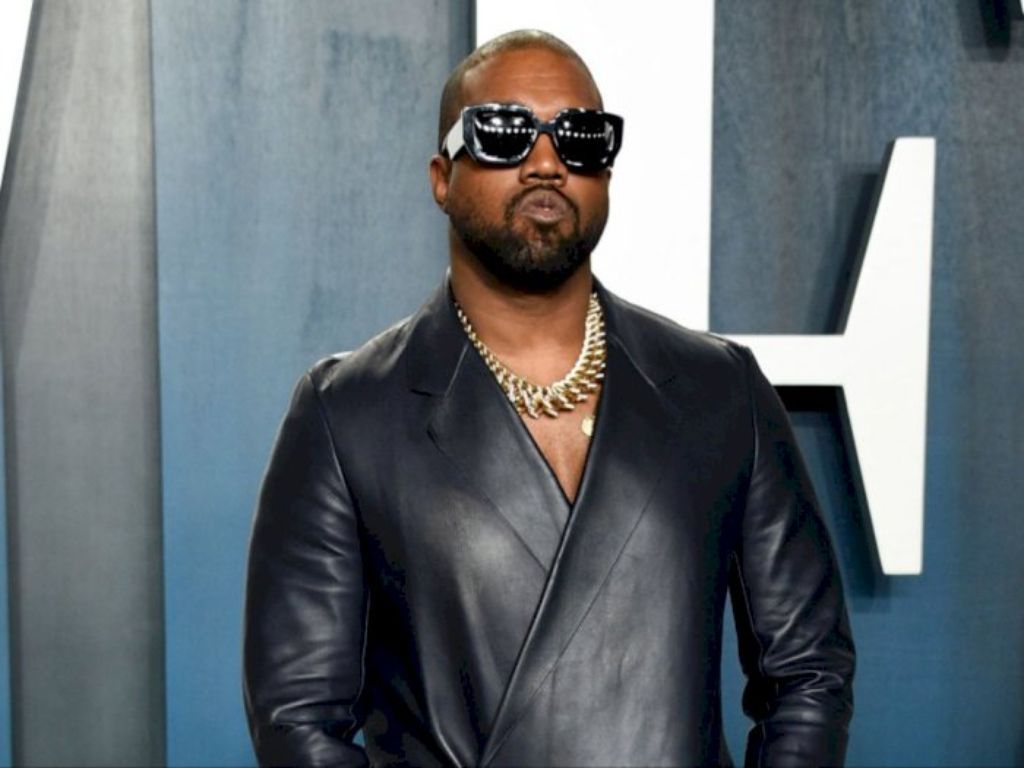 Kanye West Pasang Gigi Titanium Seharga Rp13 Miliar, Gimana Sikat Giginya?