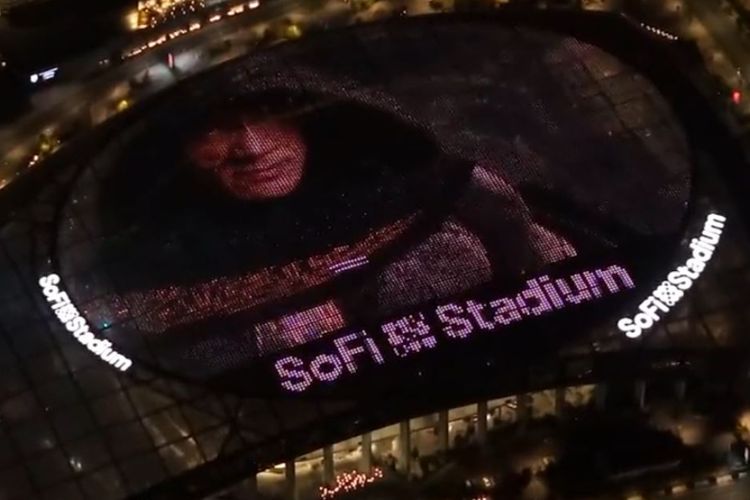 Trailer Black Adam Ditayangkan di Atap Stadion Sepak Bola, Promosi Paling Membangongkan!