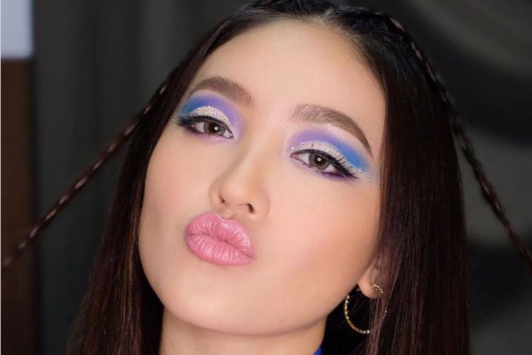 Dua Inspirasi Eyeshadow Colorful ala Natasha Wilona Mirip Barbie, Cocok Buat ke Pesta!