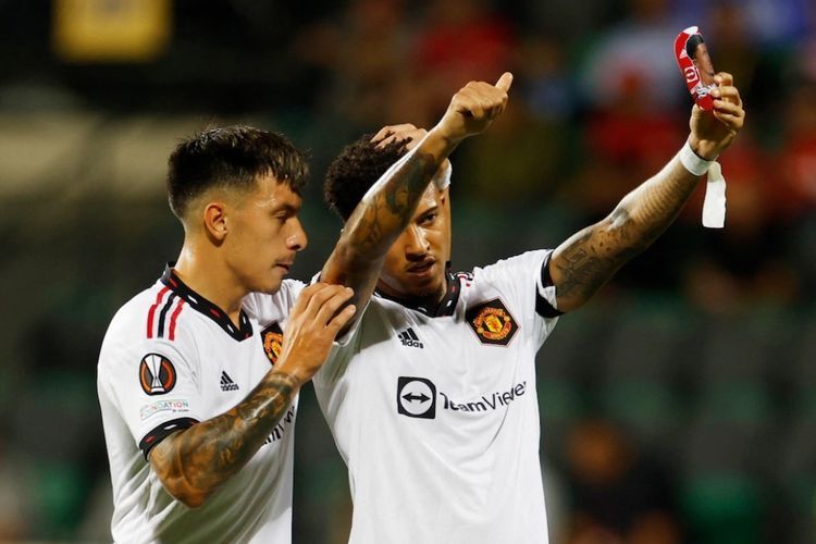 Cetak Gol, Jadon Sancho Selebrasi Pamer Deker yang Dikasih Bocil Fans Man United