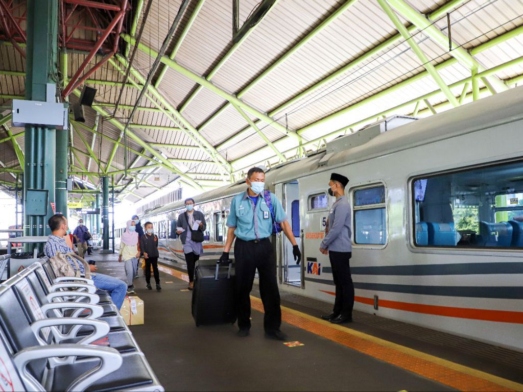 Kabar Gembira Bagi Traveller, Mulai Sekarang Pesan Porter di Stasiun Bisa Pakai KAI Acess