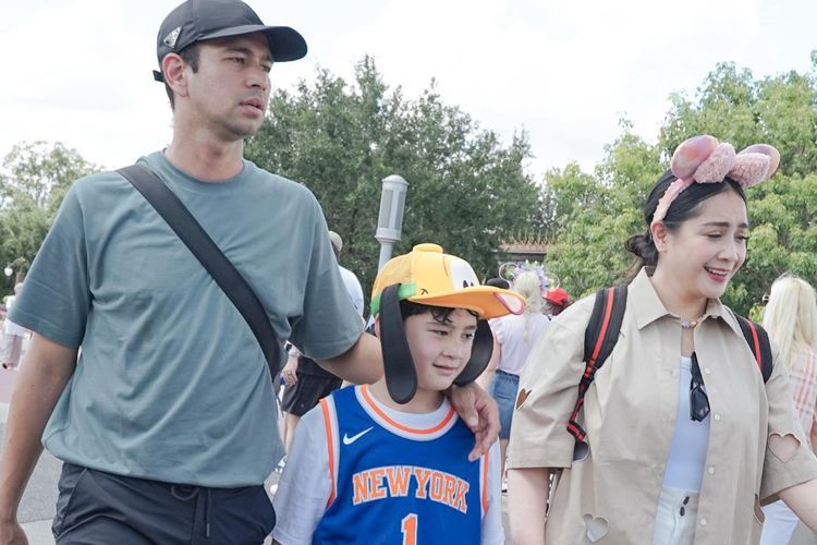 Momen Rafathar Traveling ke Disneyland Amerika,  Naik Roller Coaster Gak Takut Sama Sekali
