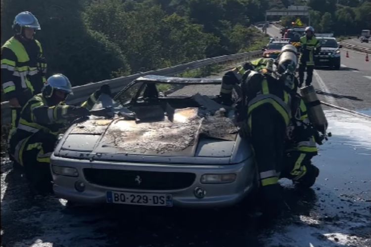 Calon Pembeli Test Drive, Ferrari F355 Ini Malah Hangus Terbakar