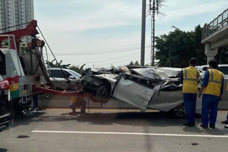 Kecelakaan Maut! Toyota Calya Terbalik Usai Tabrak Mobil Boks di Tol JORR, 2 Orang Tewas