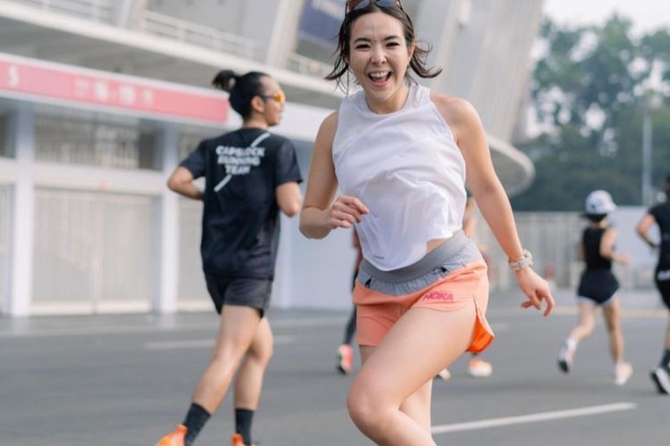 Gaya Asyik Gisel Lari Marathon di GBK, Bikin Netizen Salfok: Badannya Mulus Banget