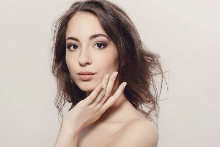 4 Cara Aplikasikan Foundation Cair Pakai Jari biar Gak Gagal Glowing