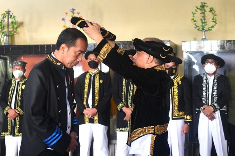 Jokowi Dianugerahi Gelar Kehormatan ‘Dada Madopo Malomo’ dari Kesultanan Ternate