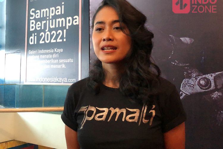 Putri Ayudya Rela Kepalanya Dipukul Botol Beling Tanpa Stuntman demi Totalitas di Pamali