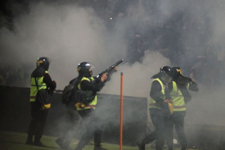 Dialami Suporter Arema FC, Ini Pertolongan Pertama Bila Terkena Gas Air Mata