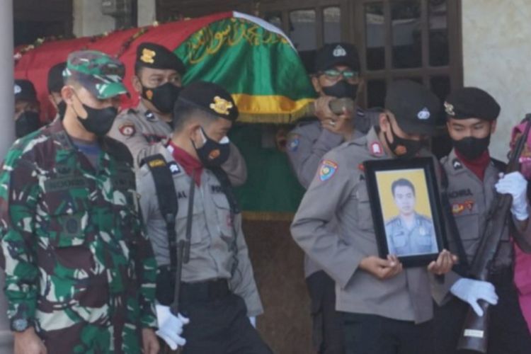 Kapolri Naikkan Pangkat 2 Polisi yang Gugur dalam Tragedi Kanjuruhan