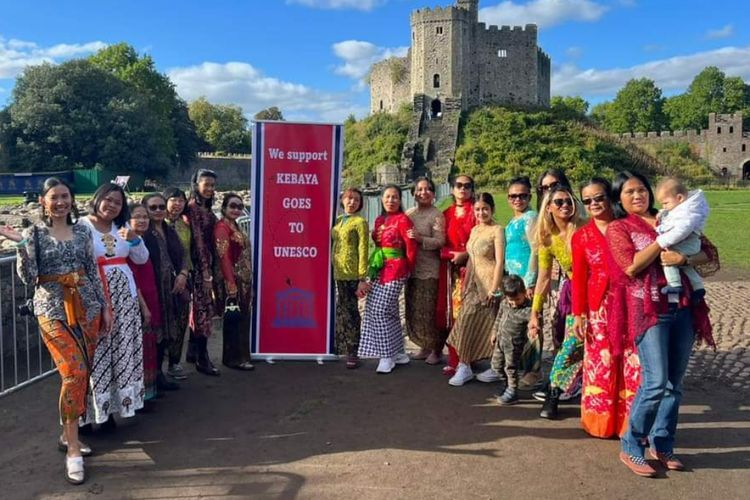 Nyentrik! Ibu-ibu di Inggris Raya Piknik di Kastil Pakai Batik dan Kebaya, Ini Alasannya