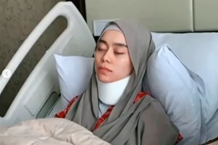 Potret Lesti Kejora Pakai Penyangga Leher usai Di-KDRT Rizky Billar, Ini Fungsinya