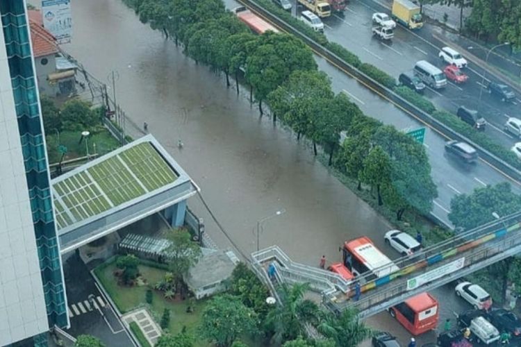 Tol JORR Arah Lebak Bulus Jaksel Tergenang hingga 40 Cm!