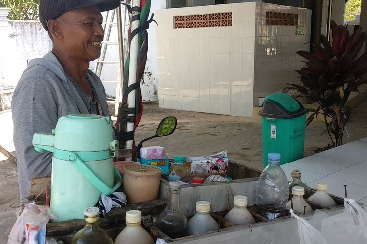 Salut! Bapak Ini Jualan Jamu Keliling Demi Gantikan Istrinya yang Hamil