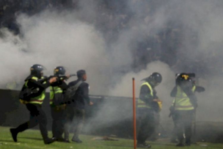 Polisi Temukan Puluhan Botol Diduga Berisi Miras di Stadion Kanjuruhan