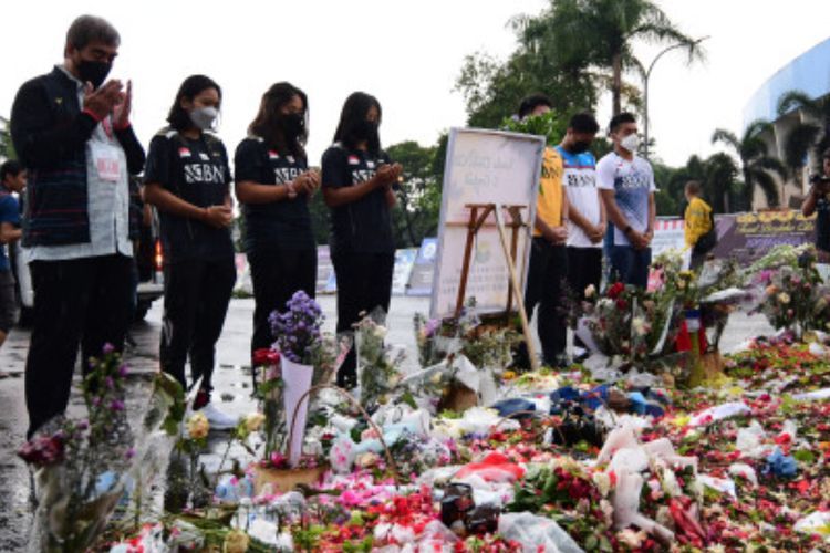 Tanding di Malang, Atlet Bulu Tangkis PBSI Doa Bersama di Stadion Kanjuruhan