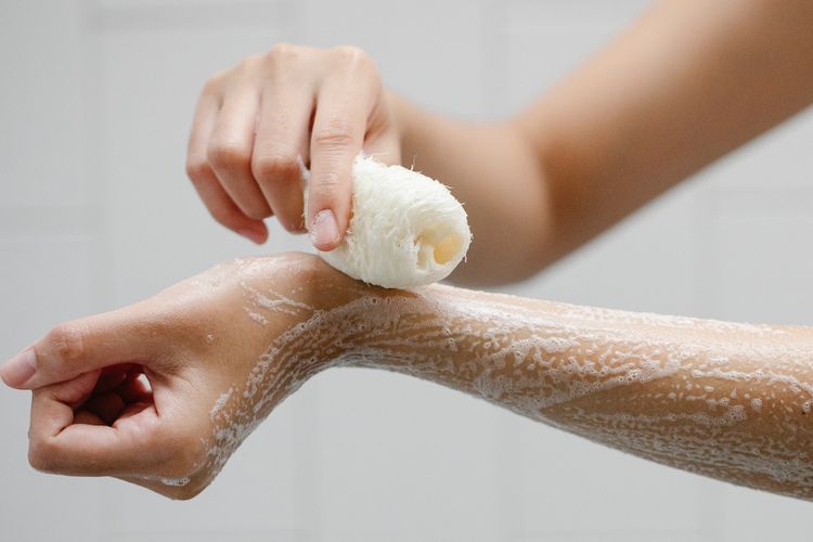 6 Cara Memutihkan Badan dengan Cepat dan Alami, Hasilnya Permanen!