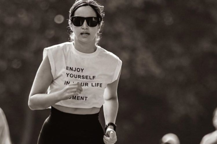 Gaya Nia Ramadhani Pakai Crop Top saat Lari di GBK, Netizen Bilang Mirip Najwa Shihab!