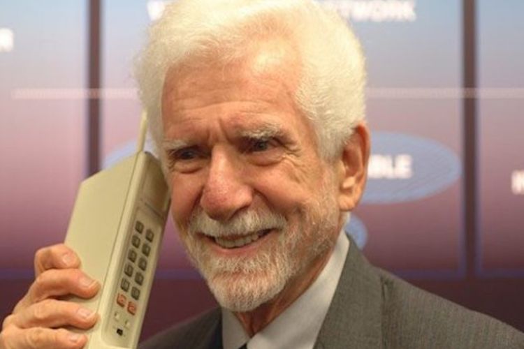 Pesan Pencipta Handphone untuk yang Doyan Main Ponsel: Apakah Kamu Bahagia?