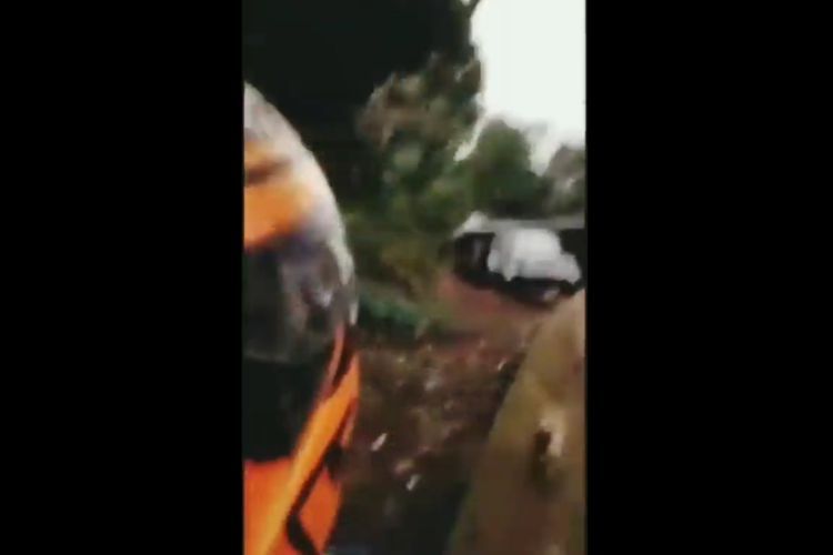 Kocak! Niat Antar Paket, Kurir ini Malah Dikejar Anjing