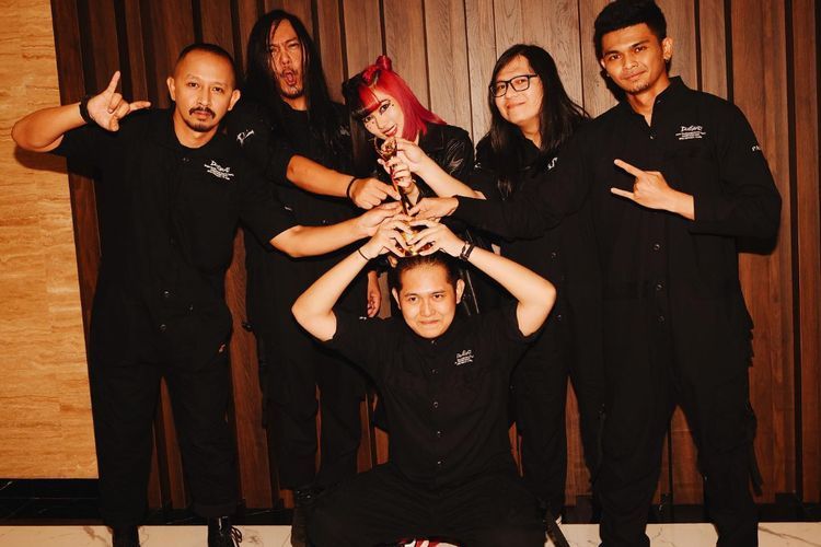 Kolaborasi Isyana, Deadsquad, & Inul Daratista di AMI Awards bikin Musisi Lain Terkesima