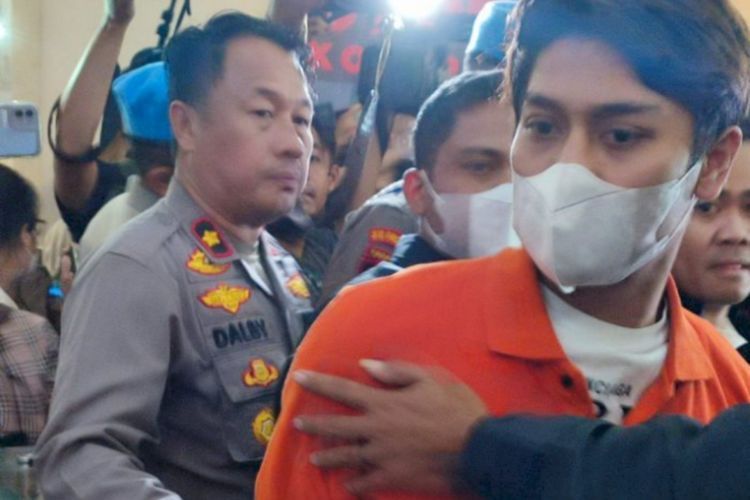 Potret Rizky Billar Pake Baju Tahanan tapi Ternyata Dalemannya Balenciaga: Sempetnya Gaya!
