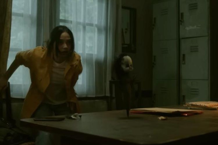 Review ‘Jailangkung Sandekala’: Berani Keluar Habis Maghrib? Siap-siap Diikuti Sosok Ini!