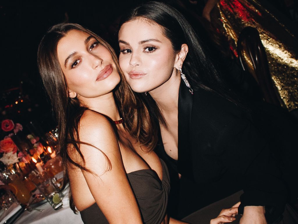 Reaksi Hailey Bieber soal Pertunangan Selena Gomez dan Benny Blanco