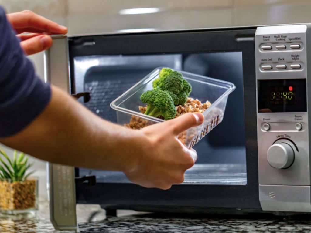 Waspadai Sering Panasin Makanan Pakai Thinwall di Microwave Bisa Berisiko Jantung hingga Kesuburan