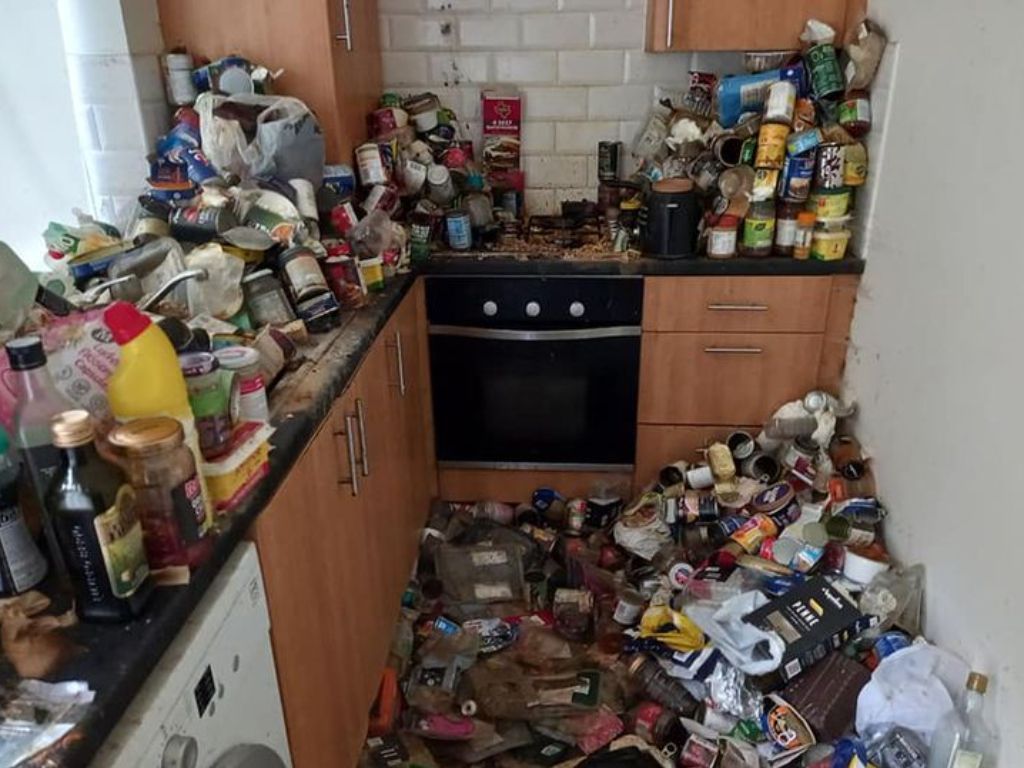 Kamu Termasuk Anak Kos yang Suka Timbun Sampah? Hati-Hati Kena Hoarding Disorder