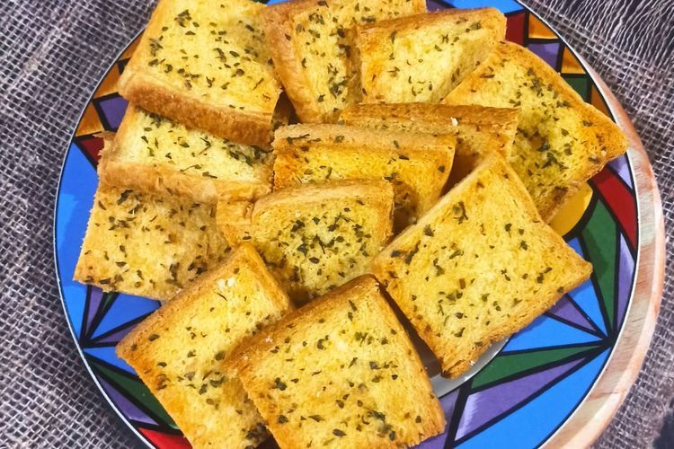 Resep Garlic Bread Roti Tawar ala Pizza Hut dengan Teflon, tanpa Oven!