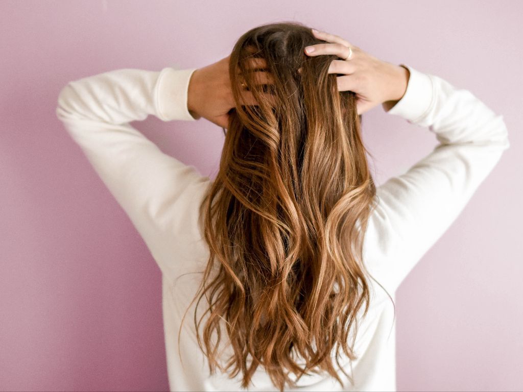 5 Cara Merawat Rambut Bergelombang agar Mudah Diatur