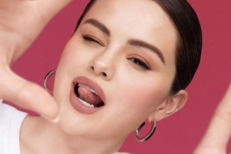 Tutorial Pakai Maskara Lentik Cantik ala Selena Gomez: Hasilnya Wow!