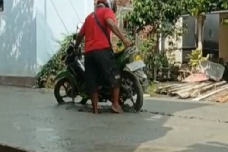 Ngakak! Aksi Pria Ponorogo Nekat Terabas Cor-coran Jalan yang Sedang Diperbaiki Viral