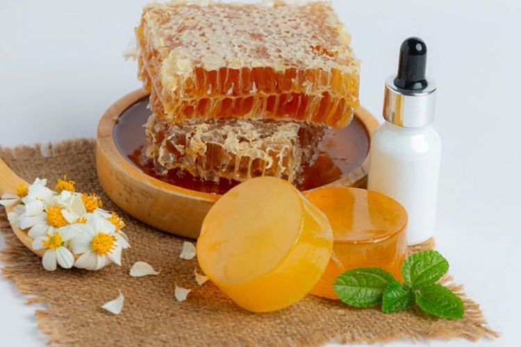 5 Alasan Skincare Madu Bisa Cegah Penuaan Dini 