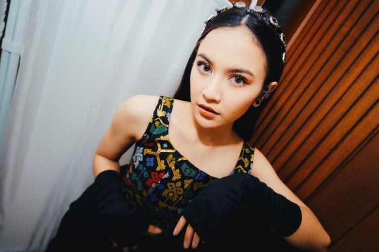 Full Cinta Bali! Mahalini Bikin Kain Endek Jadi Tank Top Kece, Intip Kuy Cantiknya