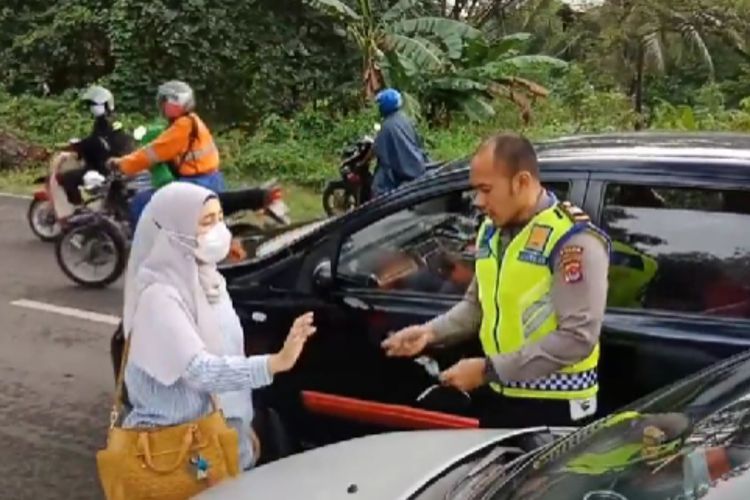 Momen Polisi Baik Dicurigai Pengemudi, Ngasih Uang Ganti Rugi Malah Dianggap Pencitraan