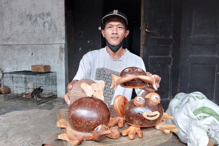Kreatif Mengolah Limbah, Pria Klaten Sulap Batok Kelapa jadi Benda Pendulang Cuan