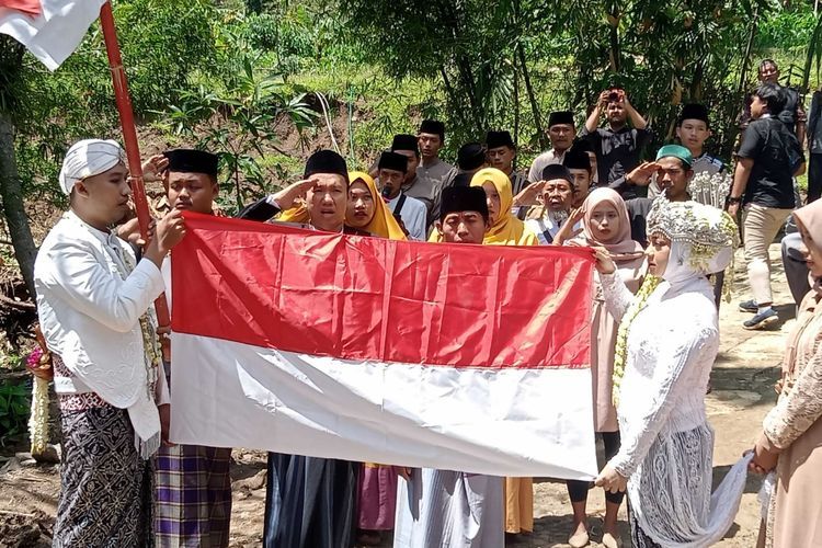 Pernikahan Unik di Ponorogo: Pengantin Mengibarkan Bendera Merah Putih, Nasionalis Banget!