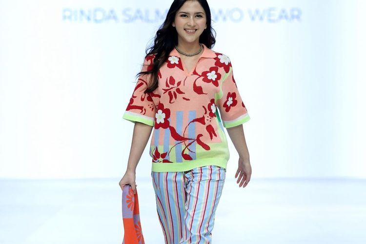 Cantiknya Jessica Mila Melenggang di JFW 2023, Outfit Summer Ceria Bikin Jatuh Hati