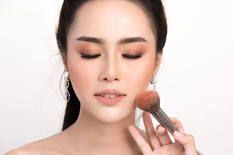 Praktis Banget Nih! Tips Makeup Biar Tetap Cetar di Musim Hujan