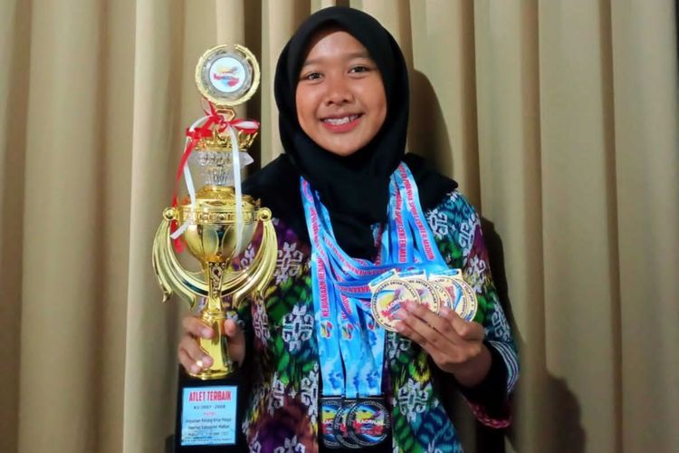 Luar Biasa! Siswi SMP Asal Ponorogo Ini Borong 5 Medali Emas dalam Sekali Kompetisi Renang