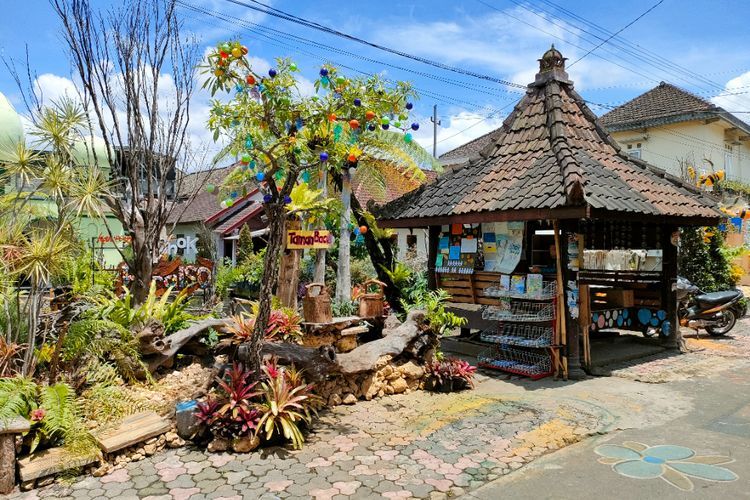 Demi Tingkatkan Minat Baca Anak, Warga Kampung Ini Bikin Perpustakaan Sendiri