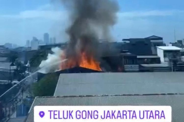 Viral! Tempat Karaoke di Jakarta Utara Terbakar, Belasan Mobil Damkar Dikerahkan