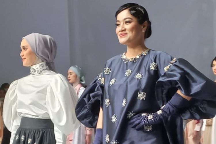 Titi Kamal di JFW 2023 Pakai Dress Bold Tetap Elegan dan Feminin