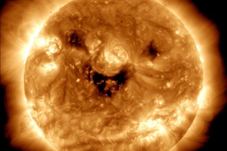 NASA Pamerkan Foto Matahari yang sedang Tersenyum, Pertanda Apa?