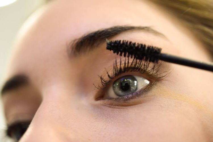 5 Rekomendasi Maskara Waterproof untuk Makeup Mata Antiluntur 