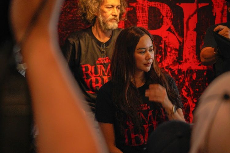 Momen Aura Kasih Main Film Horor “Rumah Iblis