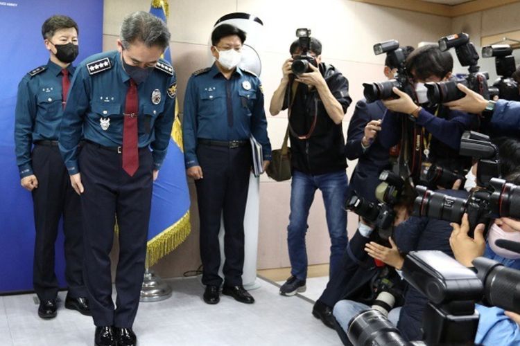No Drama! Kepala Polisi Korsel Membungkuk di Depan Publik, Minta Maaf atas Tragedi Itaewon