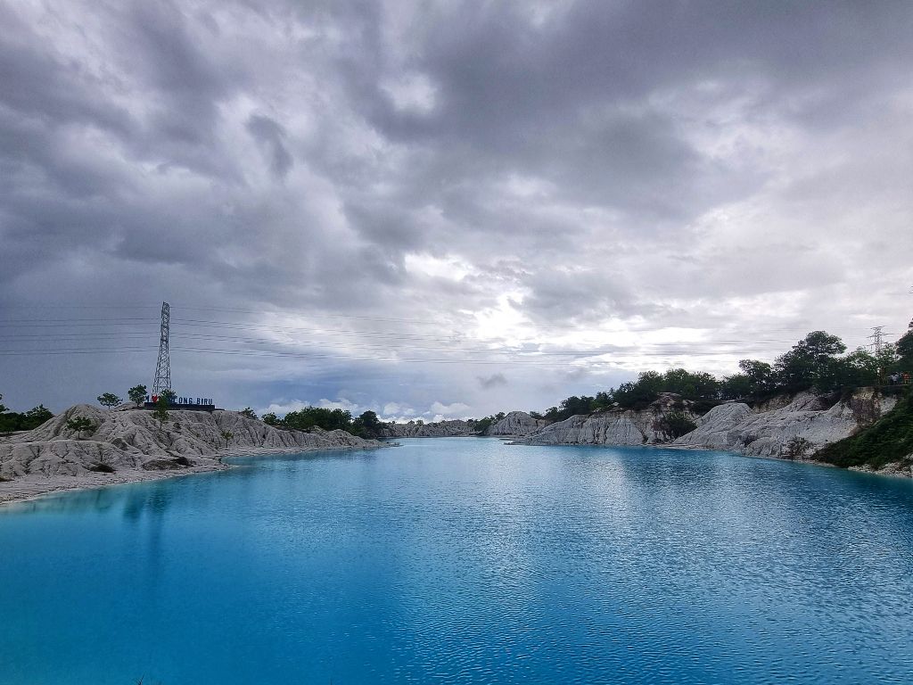 Dulu Tambang Timah, Wisata di Belitung Ini Menjelma Jadi Danau Kaolin Super Cantik!